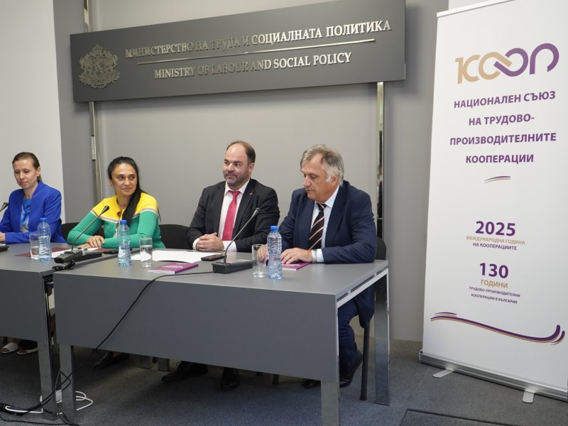НС на ТПК представи книга за кооперациите в Министерството на труда и социалната политика  292
