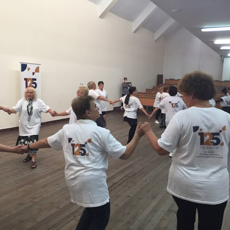 Хора с увреждания и здрави хора от трудово-производителни кооперации от Югозападна България танцуваха народни танци заедно в знак на солидарност в Благоевград.